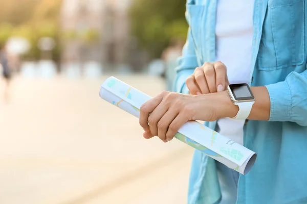 Young Female Tourist Map Smartwatch Outdoors Closeup — Stock Photo, Image