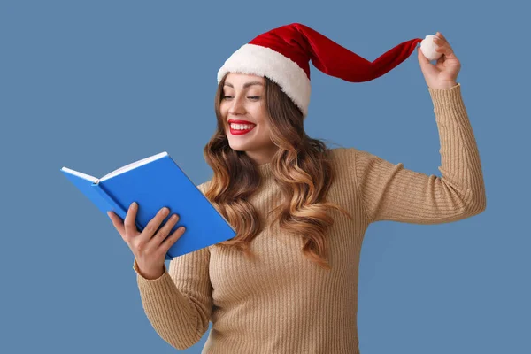 Happy Woman Santa Hat Reading Book Color Background — Stock Photo, Image