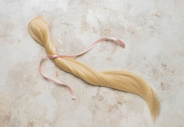 Ξανθά Μαλλιά Σκέλος Για Δωρεά Ροζ Κορδέλα Φόντο Grunge — Φωτογραφία Αρχείου