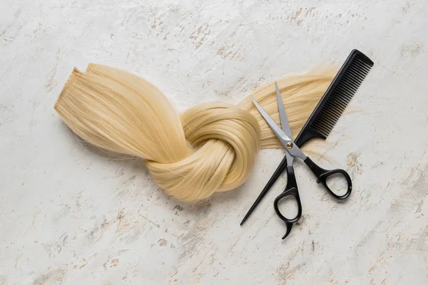 Blonde Hair Strand Donation Scissors Comb Grunge Background — Stock Photo, Image