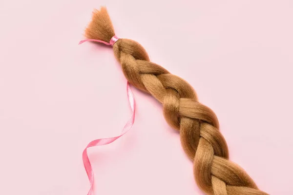 Splétané Zrzavé Vlasy Pro Dar Stuhou Růžovém Pozadí — Stock fotografie