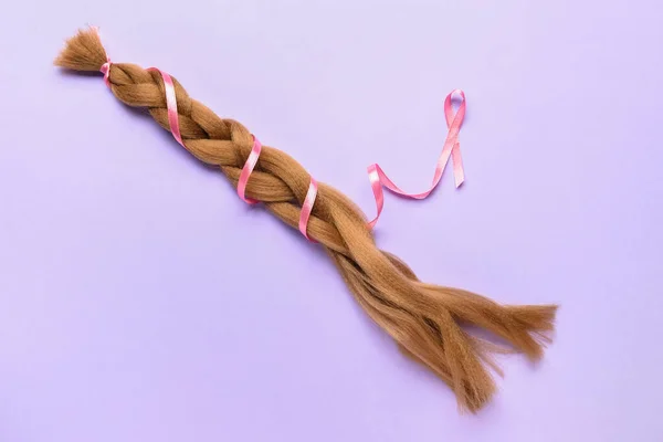 Plecione Rude Włosy Oddania Różową Wstążką Liliowym Tle — Zdjęcie stockowe