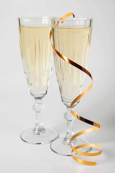 Bicchieri Champagne Con Serpentino Sfondo Bianco — Foto Stock