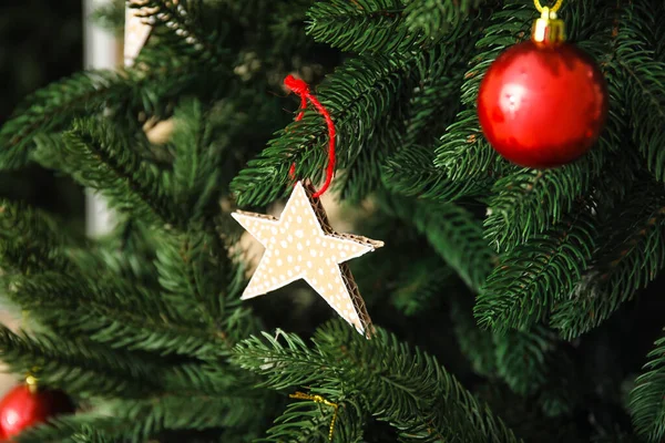 Stella Cartone Appesa All Albero Natale Primo Piano — Foto Stock