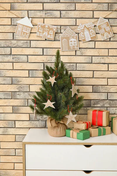 Karton Dekorlu Küçük Bir Noel Ağacı Tuğla Duvarın Yanındaki Raflarda — Stok fotoğraf
