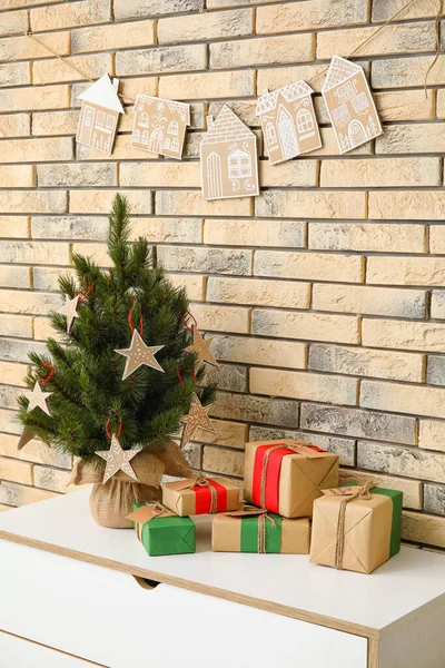 Kleine Kerstboom Met Kartonnen Decor Geschenkdozen Plank Buurt Van Bakstenen — Stockfoto