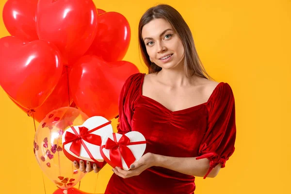 漂亮的年轻女人 有礼物 有彩色背景的气球 情人节庆祝活动 — 图库照片