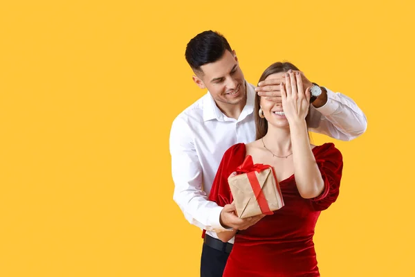 Happy Young Couple Gift Yellow Background Valentine Day Celebration — стокове фото