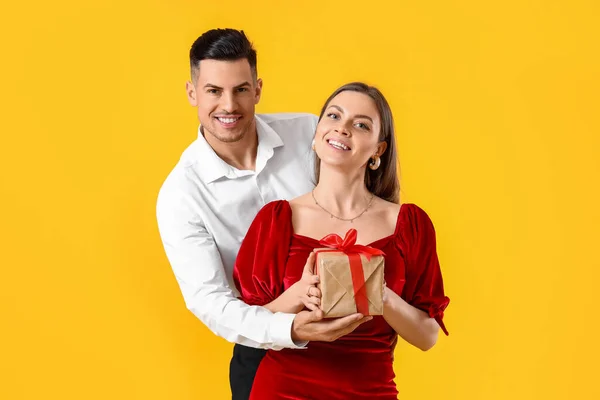 Happy Young Couple Gift Yellow Background Valentine Day Celebration — Stock Photo, Image