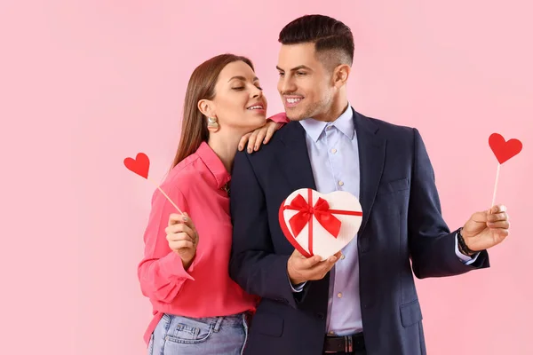 Happy Young Couple Gift Pink Background Valentine Day Celebration — Stock Photo, Image