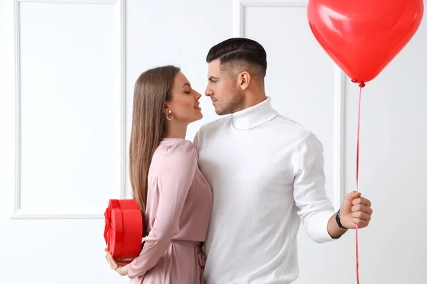 Mutlu Genç Bir Çift Hediye Balonla Arka Planda Işık Sevgililer — Stok fotoğraf
