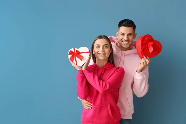 Glückliches Junges Paar Mit Geschenken Auf Blauem Hintergrund Valentinstag Feier — Stockfoto