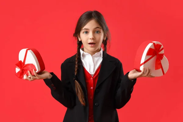 Αστείο Κοριτσάκι Δώρα Στο Φόντο Του Χρώματος Γιορτή Του Αγίου — Φωτογραφία Αρχείου