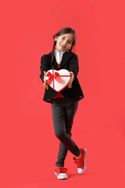 Lustiges Kleines Mädchen Mit Geschenk Auf Farbigem Hintergrund Valentinstag Feier — Stockfoto