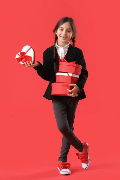 Grappig Klein Meisje Met Geschenken Kleur Achtergrond Valentijnsdag — Stockfoto