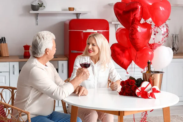 Счастливая Зрелая Пара Празднует День Святого Валентина Дома — стоковое фото