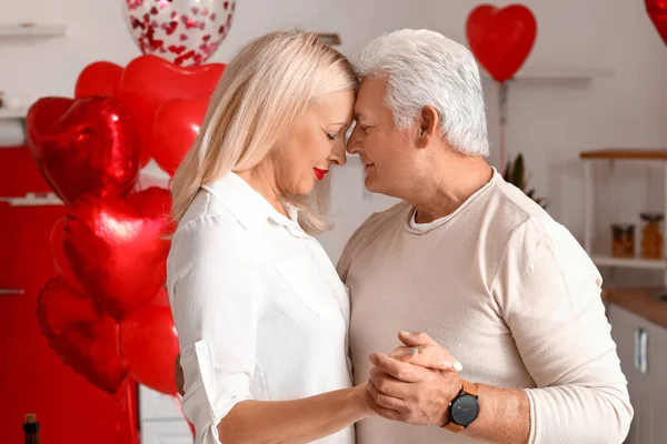 Feliz Pareja Madura Celebrando Día San Valentín Casa —  Fotos de Stock