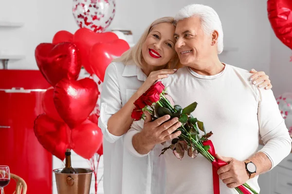 Счастливая Зрелая Пара Празднует День Святого Валентина Дома — стоковое фото
