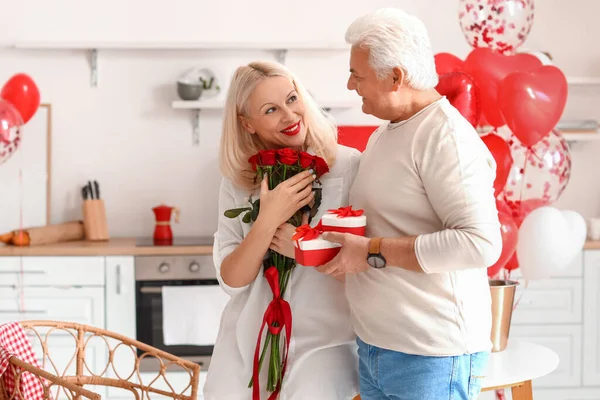 Happy Mature Couple Celebrating Valentine Day Home — Stock Photo, Image