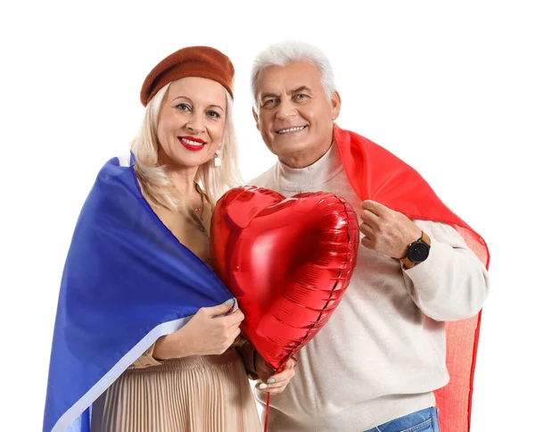 Счастливая Зрелая Пара Воздушным Шаром Форме Сердца Флага Франции Белом — стоковое фото