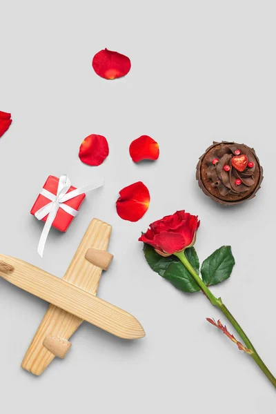 Wooden Airplane Gift Rose Muffin Light Background Valentine Day Celebration — 스톡 사진