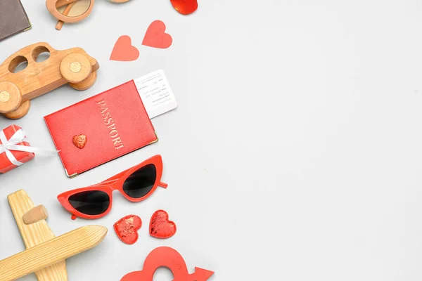 木製のおもちゃ パスポート サングラス 明るい背景の心を持つバレンタインデーのための美しい組成 — ストック写真