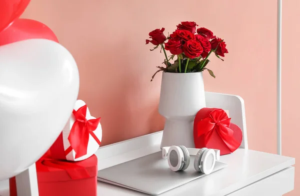 Regalos Para Día San Valentín Portátil Mesa — Foto de Stock