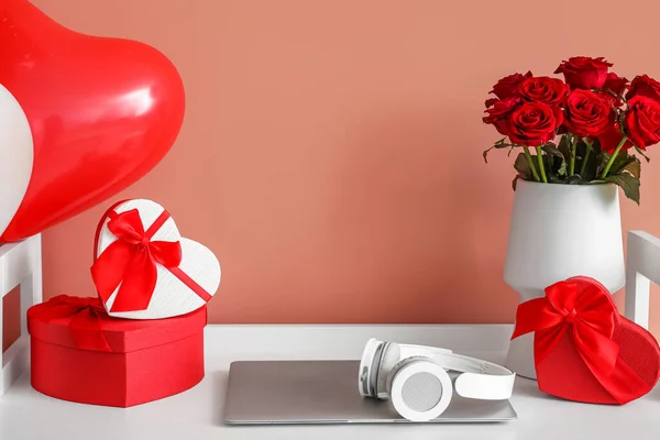 Gifts Valentine Day Laptop Table — стоковое фото