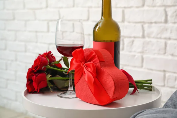 Cadeau Pour Saint Valentin Fleurs Vin Sur Table — Photo