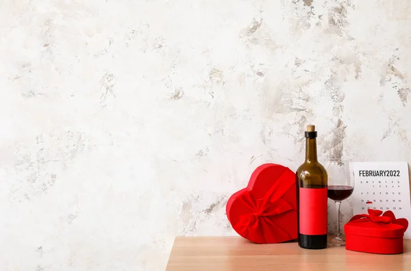 Regalos Para San Valentín Vino Calendario Mesa — Foto de Stock