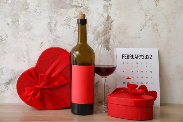 Cadeaux Pour Saint Valentin Vin Calendrier Sur Table — Photo