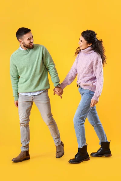 Feliz Pareja Joven Suéteres Cálidos Sobre Fondo Color — Foto de Stock