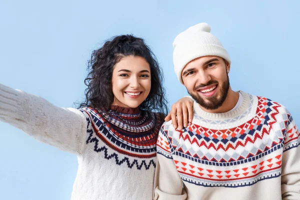 Happy Young Couple Warm Sweaters Taking Selfie Color Background — Zdjęcie stockowe