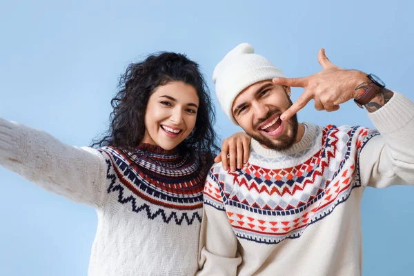 Feliz Pareja Joven Suéteres Calientes Tomando Selfie Fondo Color — Foto de Stock