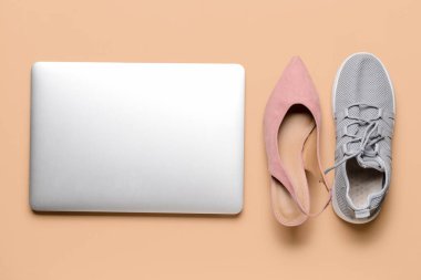 Yüksek topuklu dizüstü bilgisayar ve renkli spor ayakkabıları.