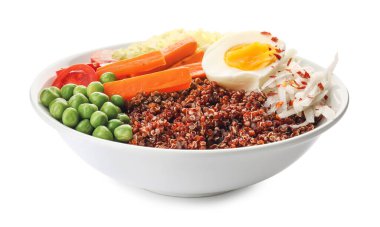 Beyaz zemin üzerinde yumurta olan sağlıklı kinoa kasesi.