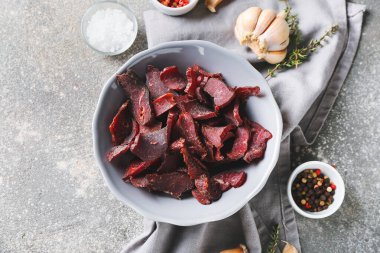 Baharatlı kurutulmuş sığır eti kasesi.