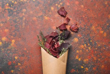 Arka planda baharatlı kurutulmuş et torbası.