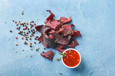 Renkli soslu baharatlı kurutulmuş et.