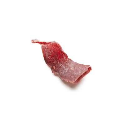 Beyaz arka planda baharatlı kurutulmuş et.