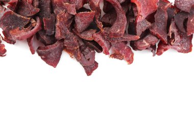 Beyaz arka planda baharatlı kurutulmuş et.