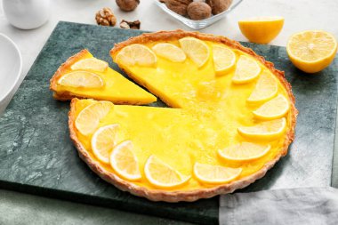 Masada lezzetli limonlu tart var.