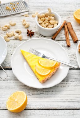 Masada bir dilim lezzetli limonlu tart.