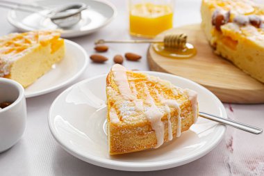 Bir dilim lezzetli turunçgil keki ve portakallı masa.