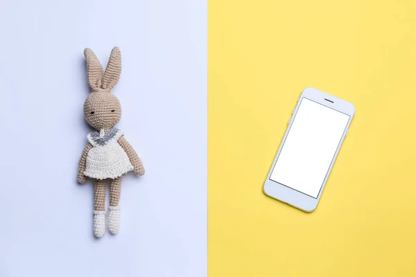 Babyspielzeug Und Handy Auf Farbigem Hintergrund Konzept Der Ausgewogenheit — Stockfoto