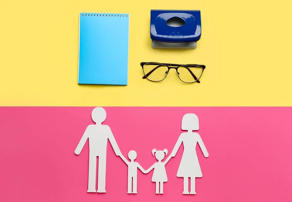 Bürobedarf Und Familienfigur Auf Farbigem Hintergrund Konzept Der Ausgewogenheit — Stockfoto