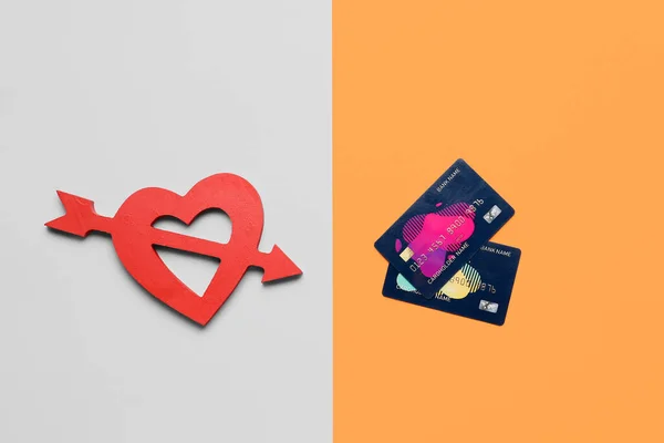 Πιστωτικές Κάρτες Και Την Καρδιά Στο Φόντο Χρώμα Έννοια Της — Φωτογραφία Αρχείου