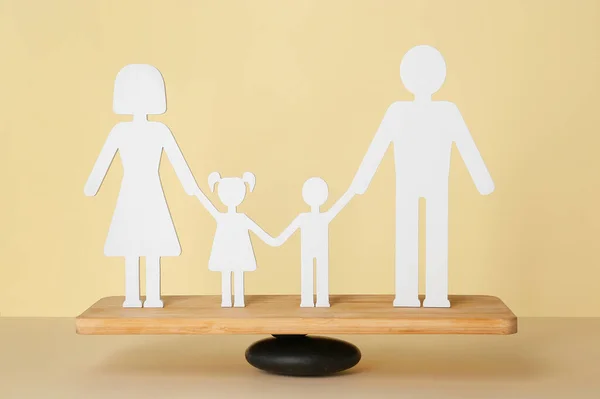 Figura Famiglia Teeterboard Sullo Sfondo Giallo Concetto Equilibrio — Foto Stock