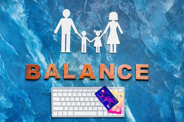 Computertastatur Mit Kreditkarten Und Familienfigur Auf Farbigem Hintergrund Konzept Der — Stockfoto