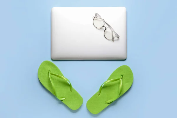 Laptop Mit Brille Und Flip Flops Auf Farbigem Hintergrund Konzept — Stockfoto